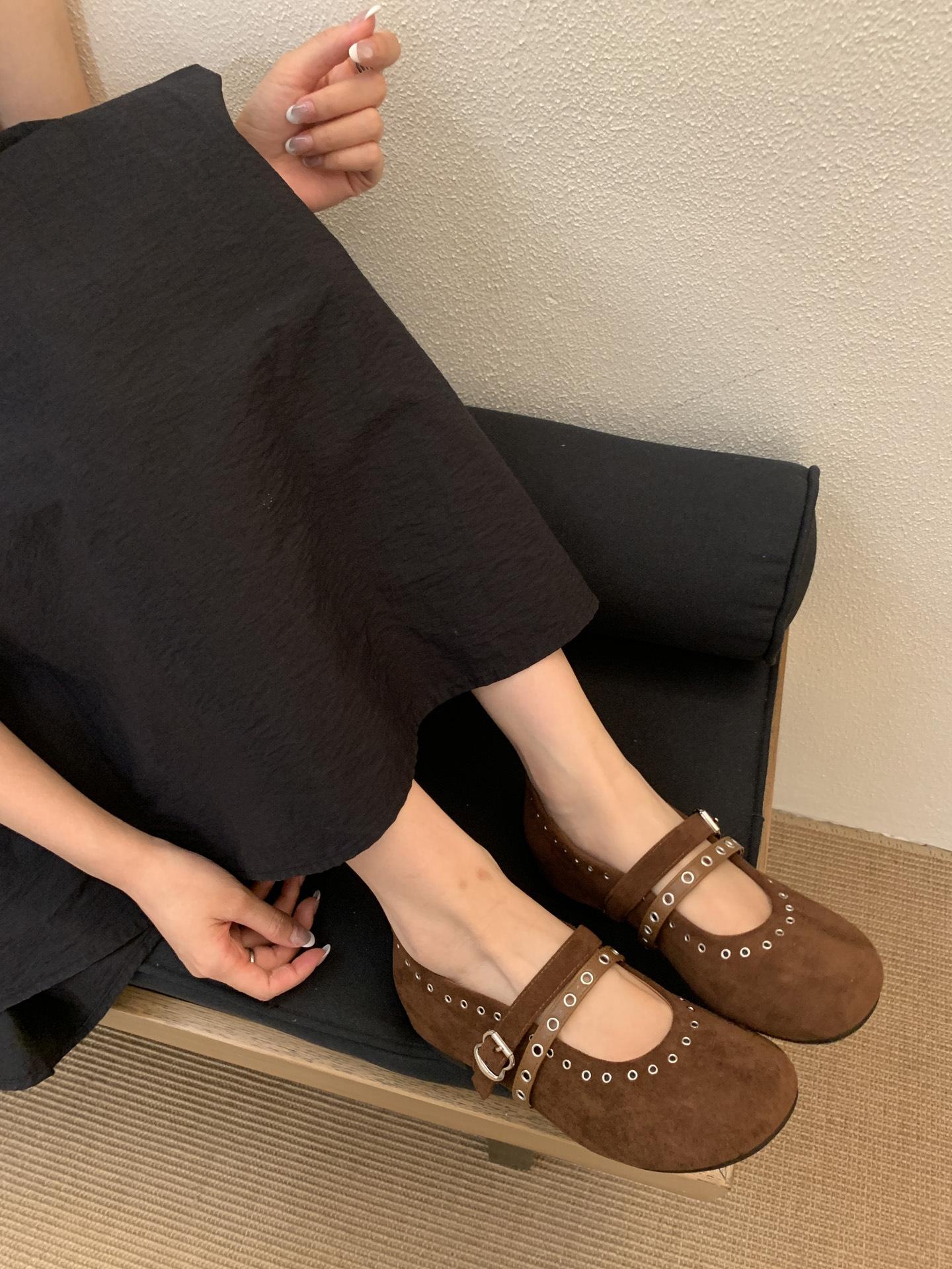 

2025 spring and autumn new suede casual one-word belt versatile Mary Jane shoes round head rivets single shoes women s inner height increase 39 коричневый