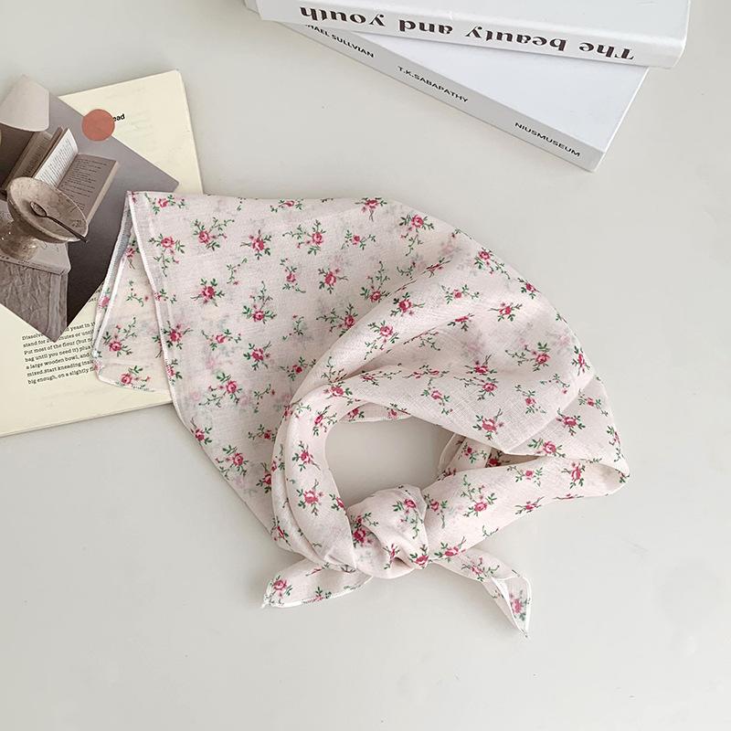 

Women s silk scarf Square scarf Premium sense New summer atmosphere Daisy scarf Fashion headscarf Multifunctional headband