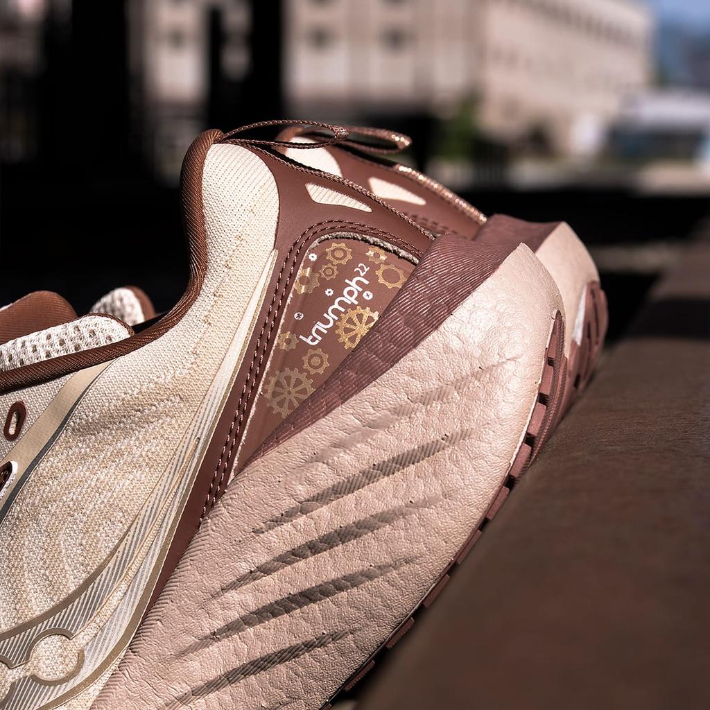 SAUCONY TRIUMPH Victory 22 Scarpe da Corsa in Tessuto Unisex Marrone Cachi S20964-500
