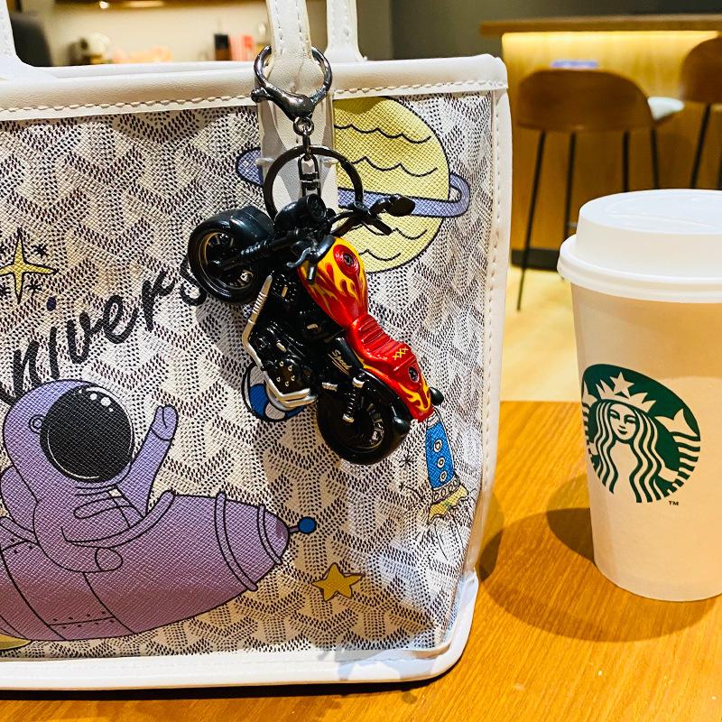 Kluczyk z brelokiem-zabawką motocykla Harley, z mechanizmem pull-back