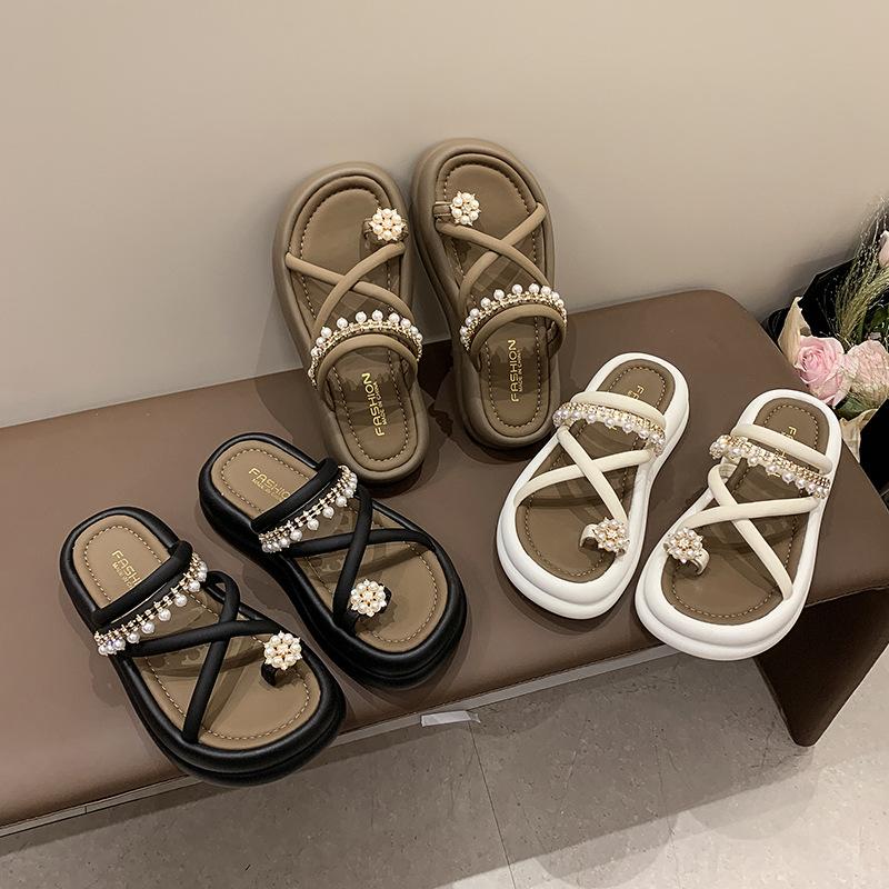 Women's Korean version of cool slippers thick-soled non-slip one-word slippers 2025 summer outer wear lady set toe pearl Roman sandals