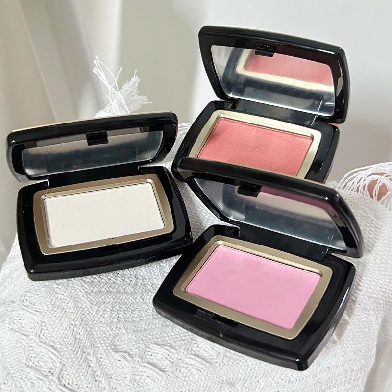 Toot Dodo Soft Yarn Revitalizing Multi-Blush & Natural Brightening Contour Palette.