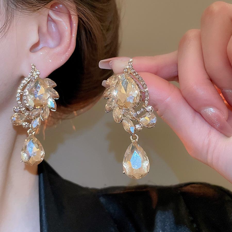 Zirkon-eingelegte Wassertropfen-Anhänger-Halskette Ohrring-Set Französisches Retro-Temperament Leichter Luxus High-End Zirkon-Sets für Frauen