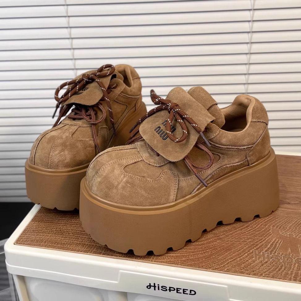 Dámské semišové platformové tenisky s ohrnovacím límcem s písmeny - na silné podrážce, zvyšující výšku, zeštíhlující a prodlužující nohy.