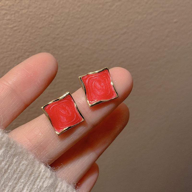 Eleganckie kolczyki z perłami: Prosty, luksusowy design na jesień/zimę 2024