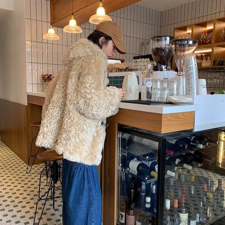 Women Winter Thickened Horn Button Lamb Wool Coat Fluffy Faux Fur Oversize Jacket