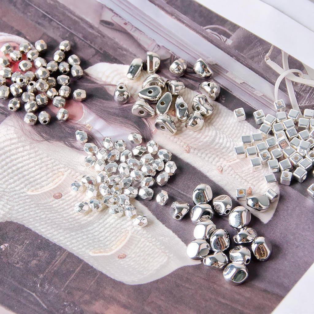 Wszechstronne Srebrne Nierówne Okrągłe Kwadratowe Koraliki Akrylowe do Tworzenia Naszyjników i Bransoletek DIY