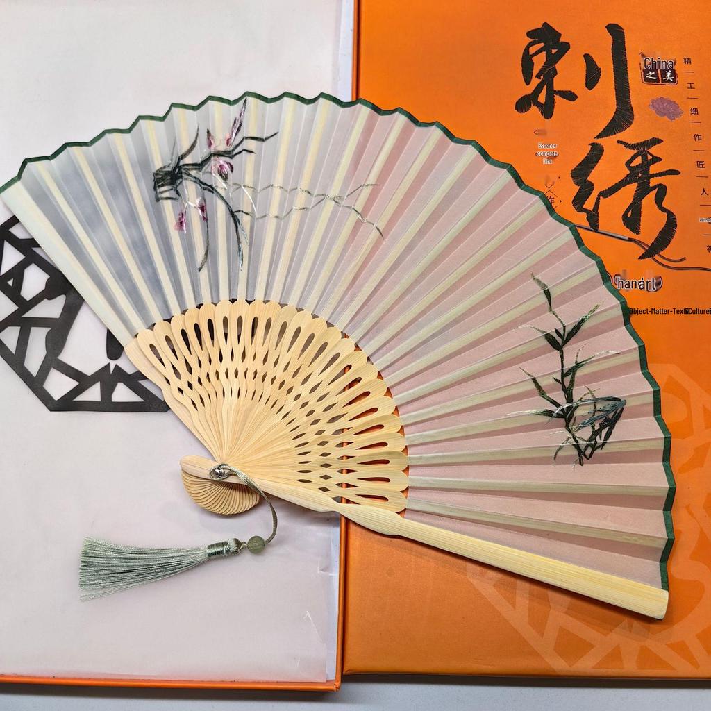 Składany wachlarz z haftem dwustronnym Old Changmen Suzhou: Starożytny Styl Cheongsam dla Kobiet