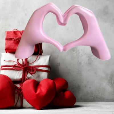 Decorative Heart-shaped Hand Statue Made of Resin. Ideal Gift for Women, , And Girlfriends.