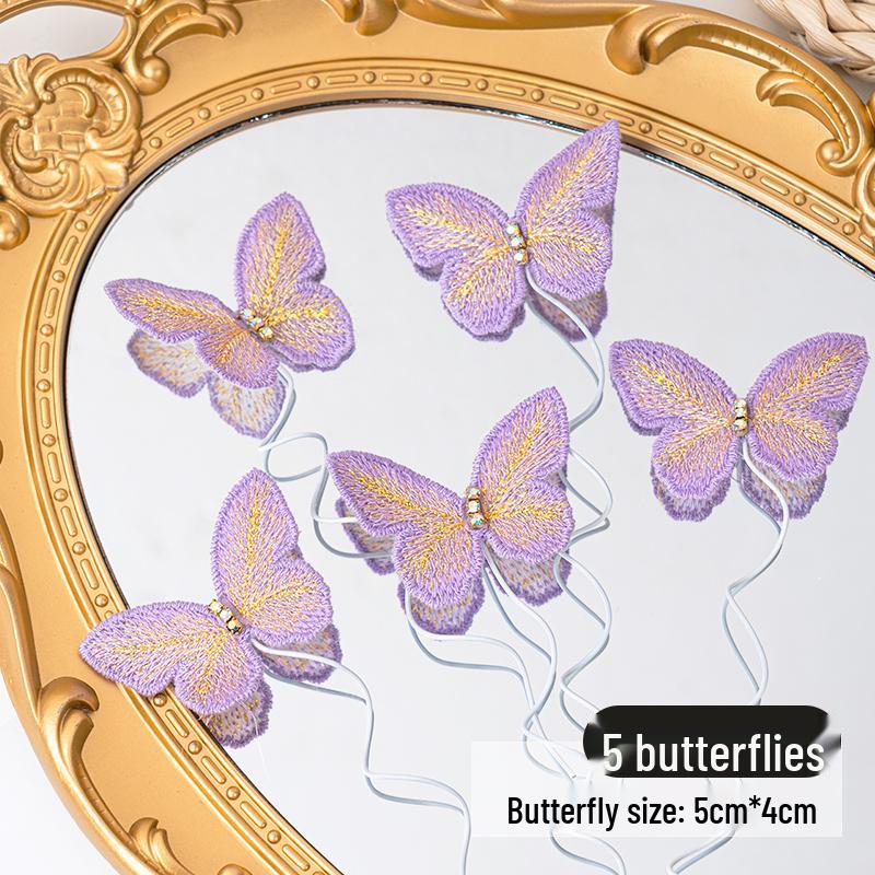 Minimalistischer Tulpen-Kuchenaufsatz mit frischen Blumen und Band für den Muttertag oder Geburtstag