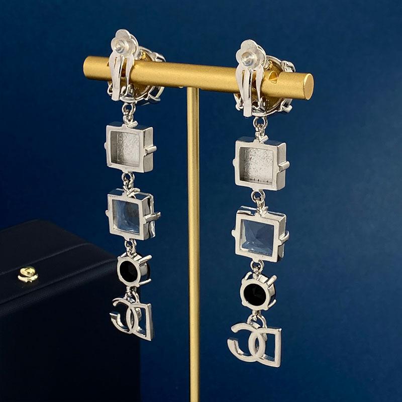 Light Luxury Medieval Earrings, Court Style Rivets, Square Diamonds, Round Diamonds Dg Letter Long Ear Clips, Earrings Without Piercings.