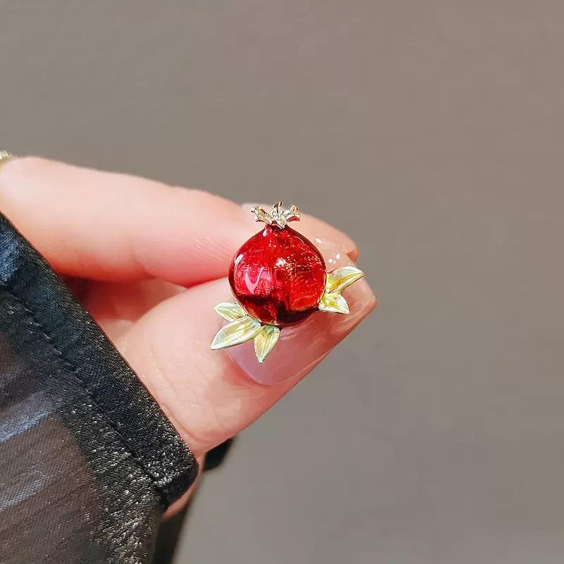 

Small Pomegranate Brooch, High-end and Cute for Girls, Oil-dripping Fruit Corsages, Niche Design, High-end Sense Brooch