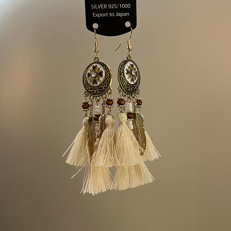 Exotic high-end fringed earrings, niche retro ethnic style earrings, French heavy industry bohemian earrings.