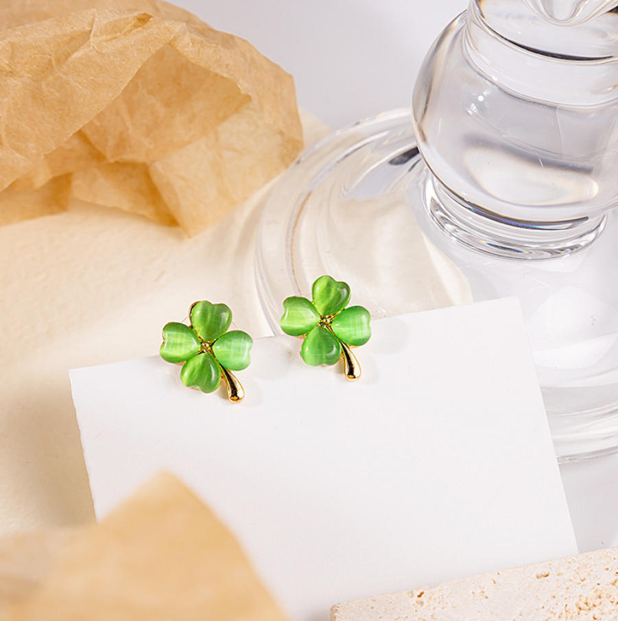 The New Fashion Four-leaf Clover Cat's Eye Stone Earrings Small Exquisite Earrings Temperament