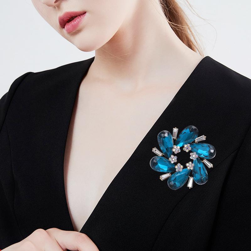 Fashion Crystal Garland Brooch, Temperament Trend Female Anti-Light Silk Scarf Buckle Jewelry Pin