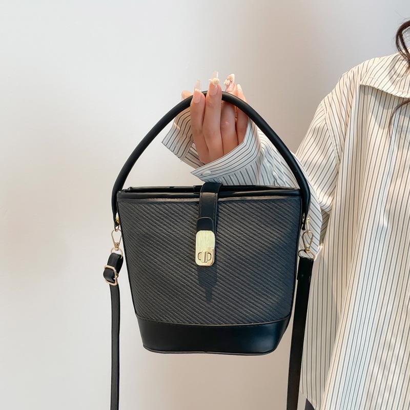 

Простое и модное чувство дизайна новая корейская версия сумка-ведро женская матовая высококачественная текстура темперамент универсальная сумка-мессенджер чёрный