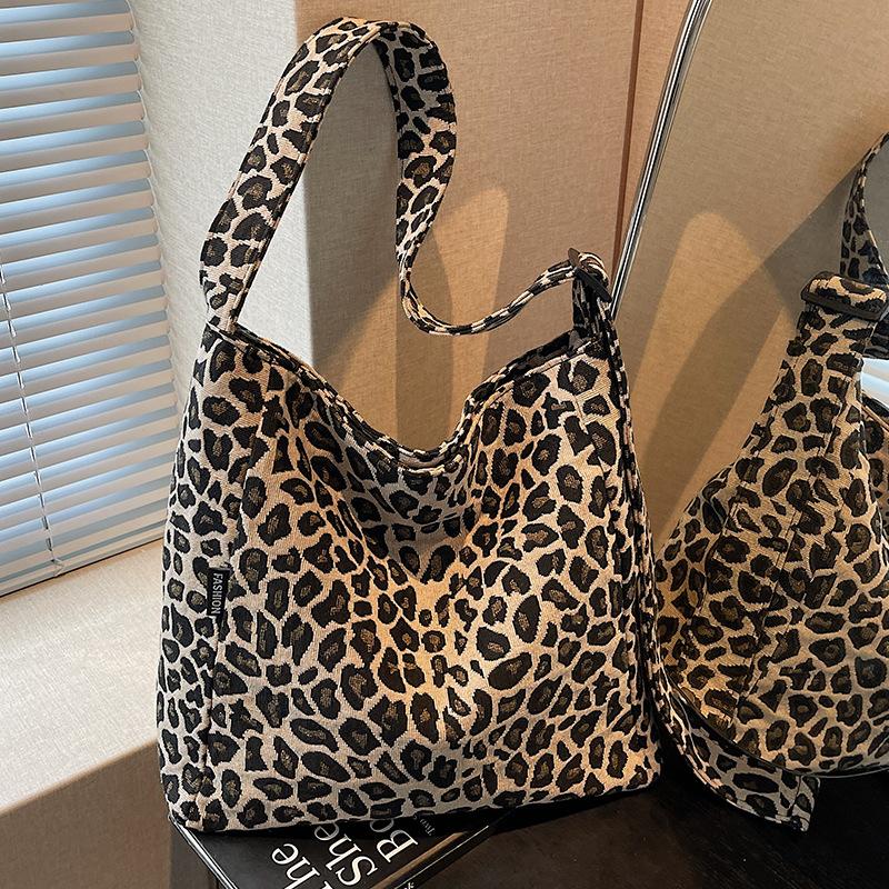 

Large capacity leopard print tote bag 2025 new fashion shoulder shopping bag foreign style versatile shoulder tutoring bag хаки