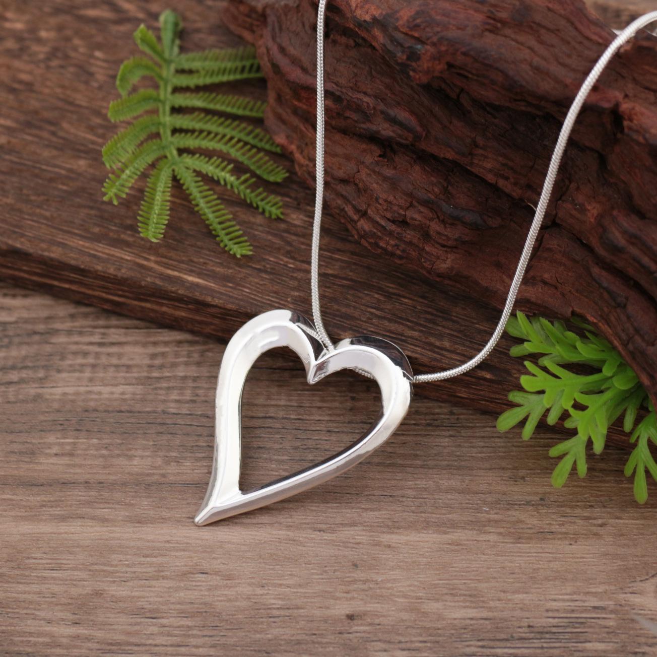 

Новая глянцевая полая подвеска в виде сердца, женская высококлассная универсальная подвеска из сплава в форме сердца