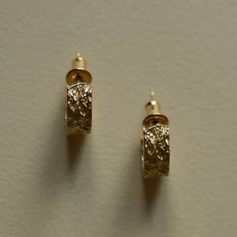 

ahjeong Rough Texture Earing. Gold free