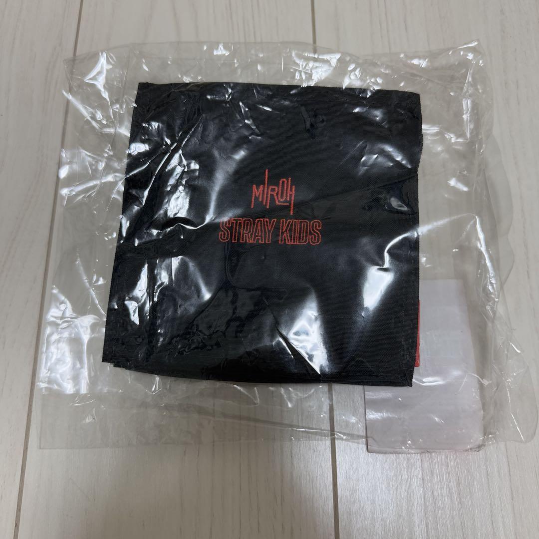 

[USED] STRAY KIDS MIROH MINI SQUARE POUCH Black