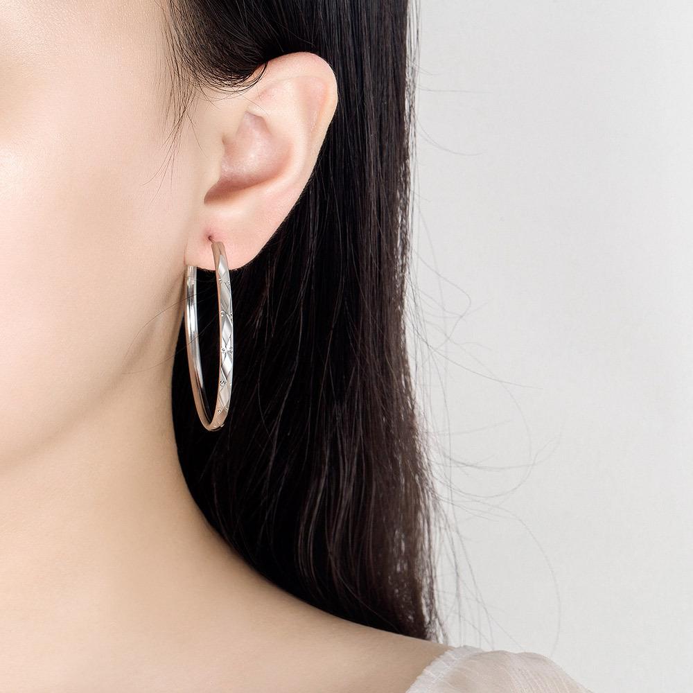 Exquisite 925 Sterling Silver Earrings With Diamond-Patterned Texture