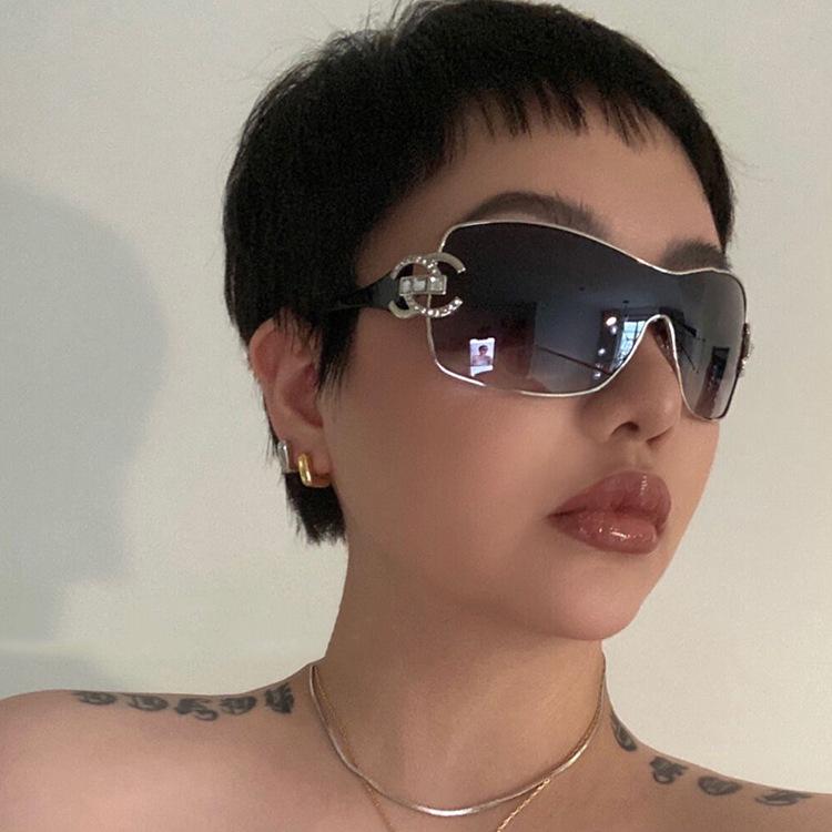 2022 Women's Frameless Rhinestone Fashion Sunglasses, One-Piece Large Frame Design