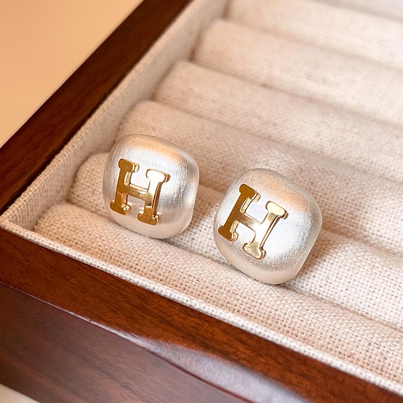 

Французькі мінімалістичні срібні квадратні сережки-гвоздики з літерами - Високоякісна мода для жінок