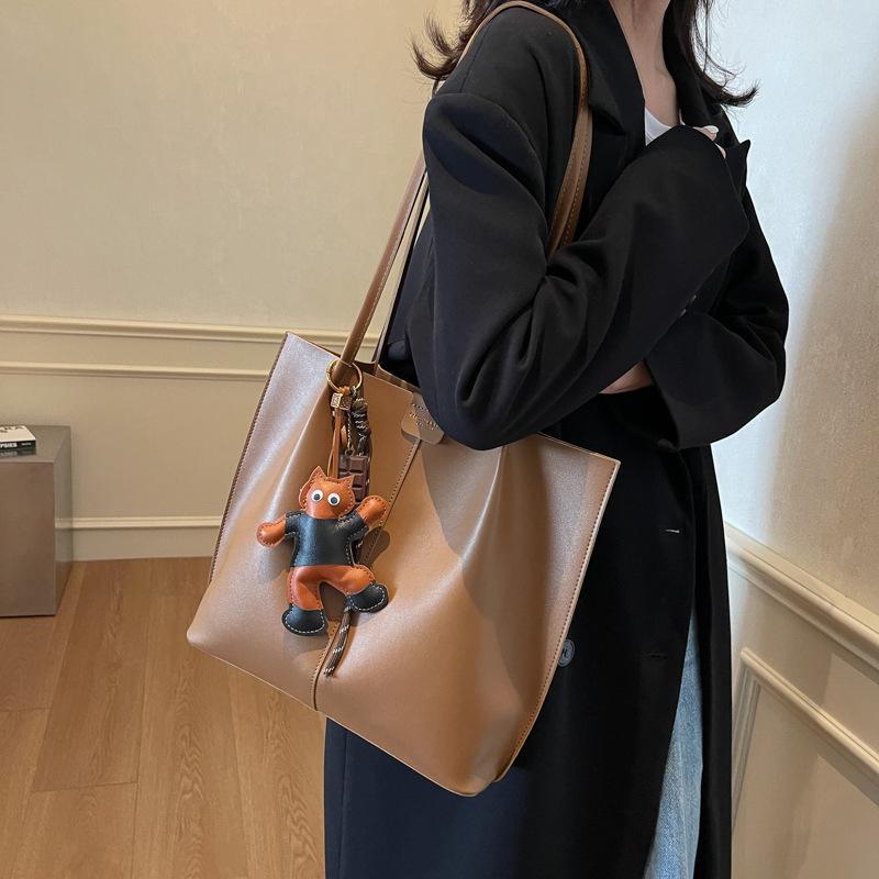 

2022 Winter Large-Capacity Women s Tote Bag - Fashionable, Versatile Shoulder & Commuter Handbag without pendant коричневый