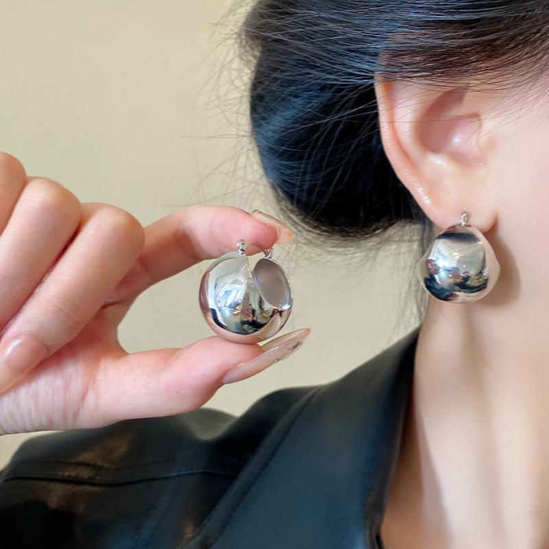 

Hong Kong Style Metal Ball Earrings Feminine Design Ear Buckles Fashion Personality Earrings