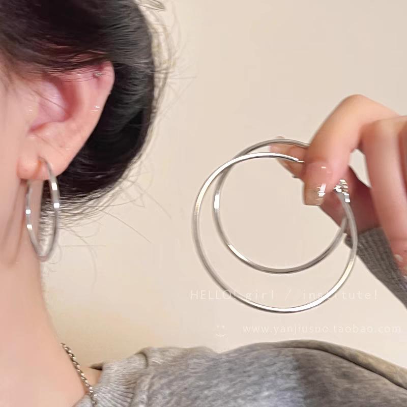 Women's Luxury Textured Metal Hoop Earrings - Versatile Niche Design