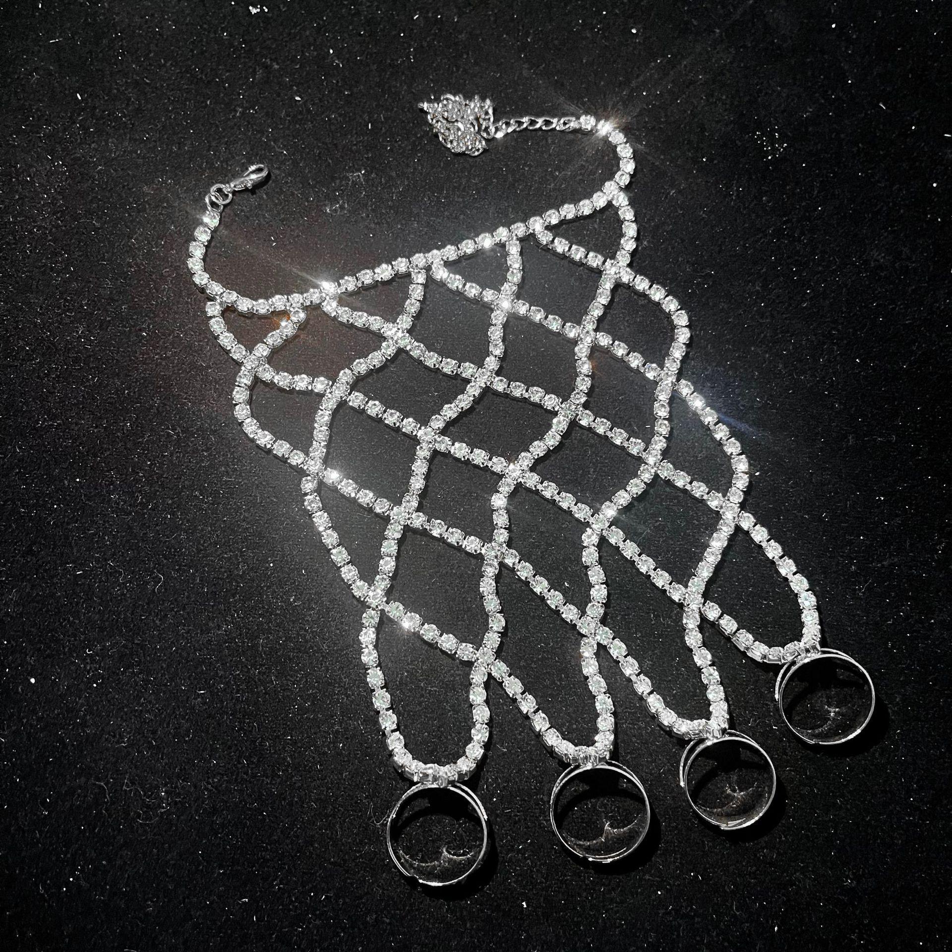 Baroque Crystal Hand Chain: Sparkling Diamond-Style Finger Bracelet серебряный