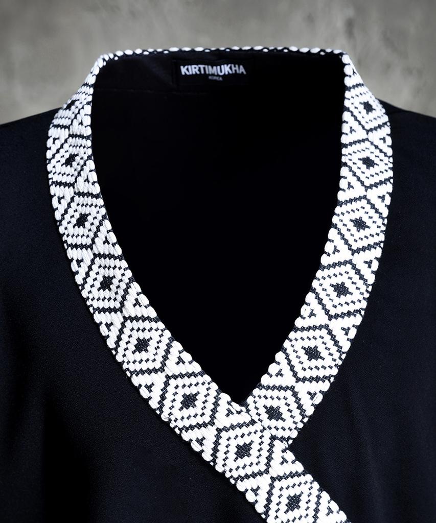 Kileutimuka Embroidered Ethnic Rope Diagonal V-Neck Short Sleeve Tee Black