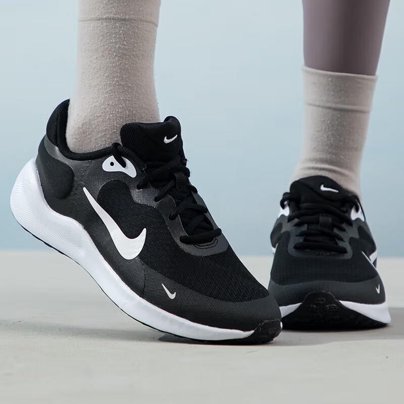 Nike Revolution 7 GS Svart Hvit Barnesko FB7689-003