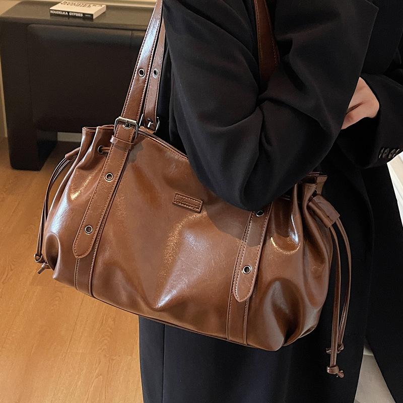 This year's popular bag women's large-capacity 2025 new autumn and winter retro versatile shoulder bag student class tote bag