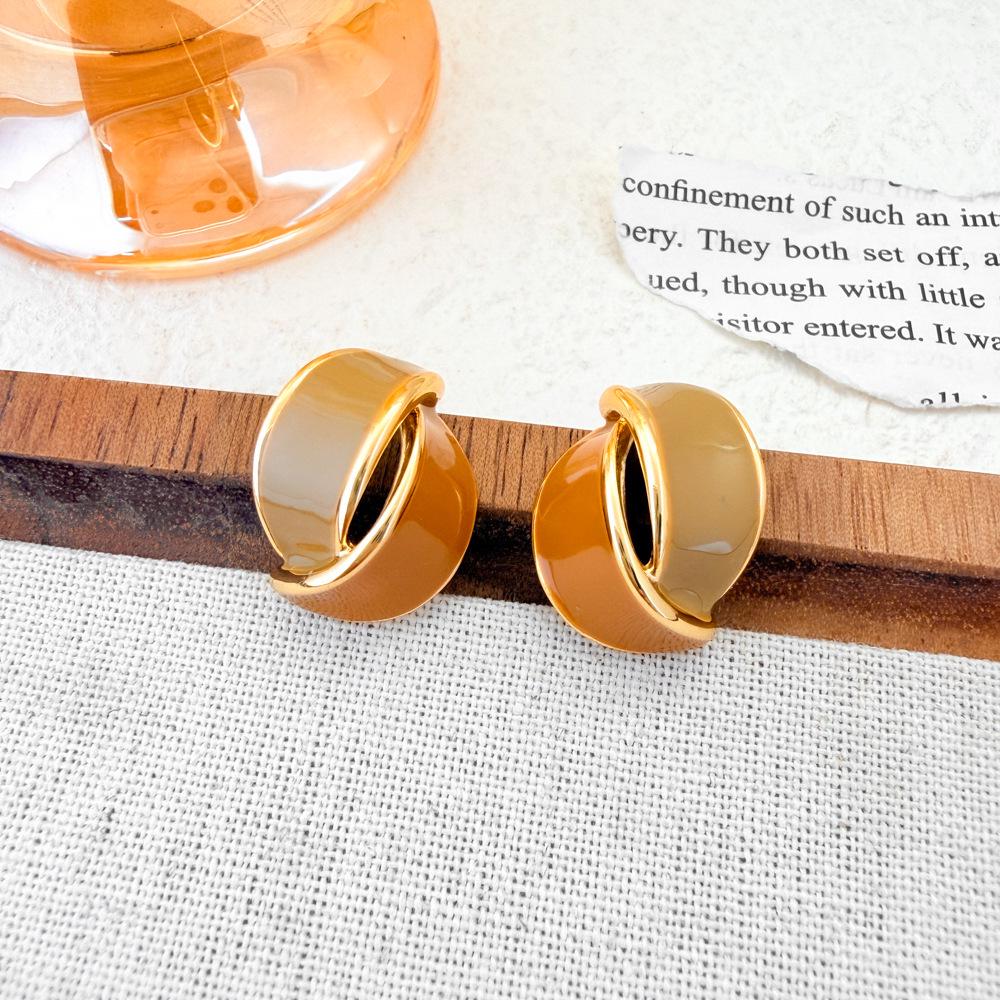 Silver Needle Clover Stud Earrings: Retro Hong Kong Style, Elegant and Fashionable Women's Luxury Jewelry.