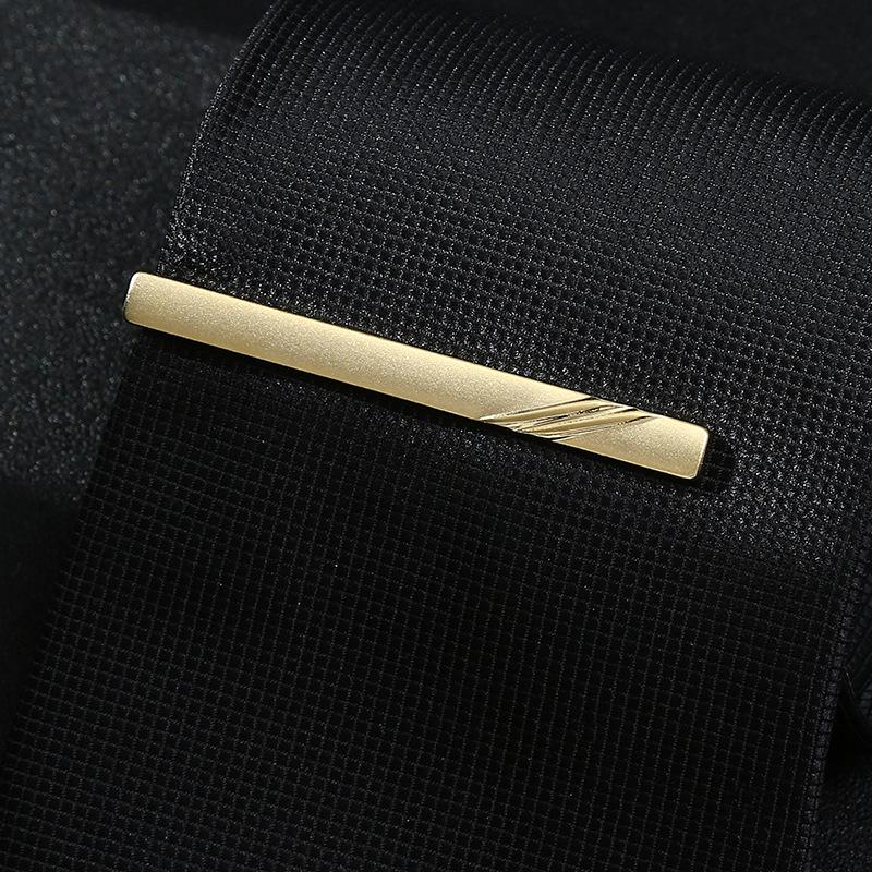 

Золотистый текстурированный матовый зажим для галстука для мужского свадебного или профессионального наряда