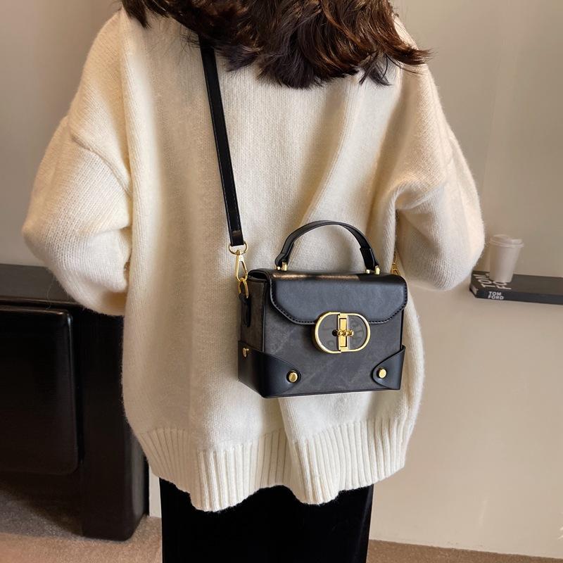 This Year's Popular Small Bag Women's Fashion and Versatile 2025 New Retro Shoulder Crossbody Bag Handbag Small Square Bag