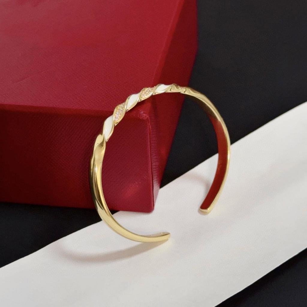 Open Rotating Bracelet of High Quality V Micro Inlaid Craftsmanship 18K Gold Plating Material Unisex Gift for Girlfriend