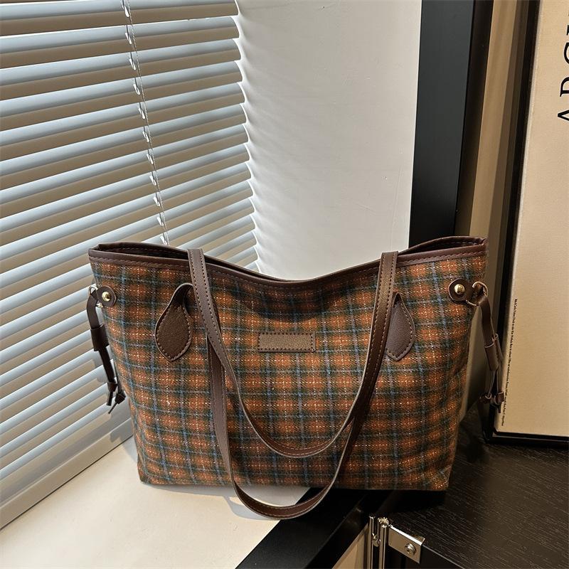 Premium sense large capacity bucket armpit bag Korean niche autumn and winter fashion shoulder bag woolen plaid tote bag