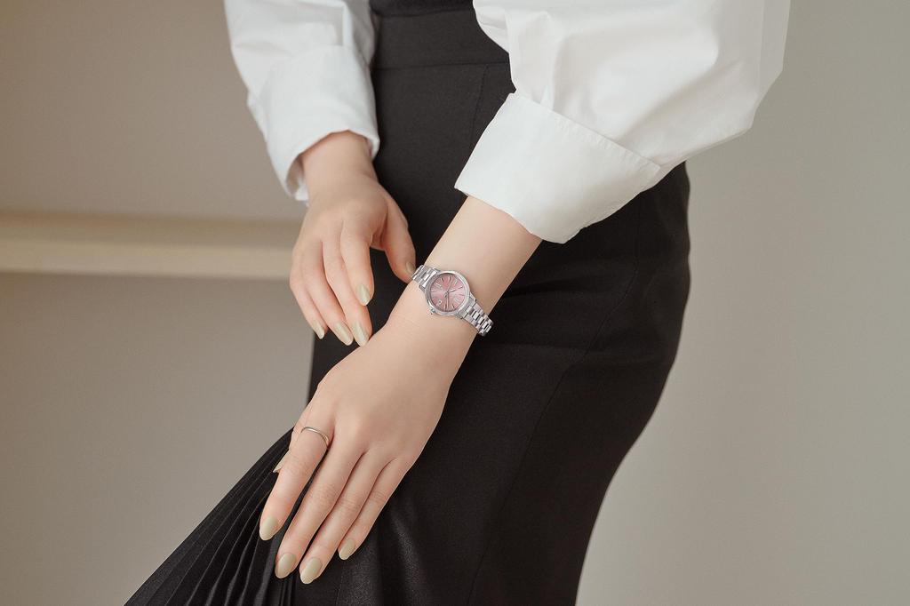 Seiko Uhr LUKIA Grow AW Empfohlene Farbe SSVW219 Silberne Uhr "Granatglanz" Damen