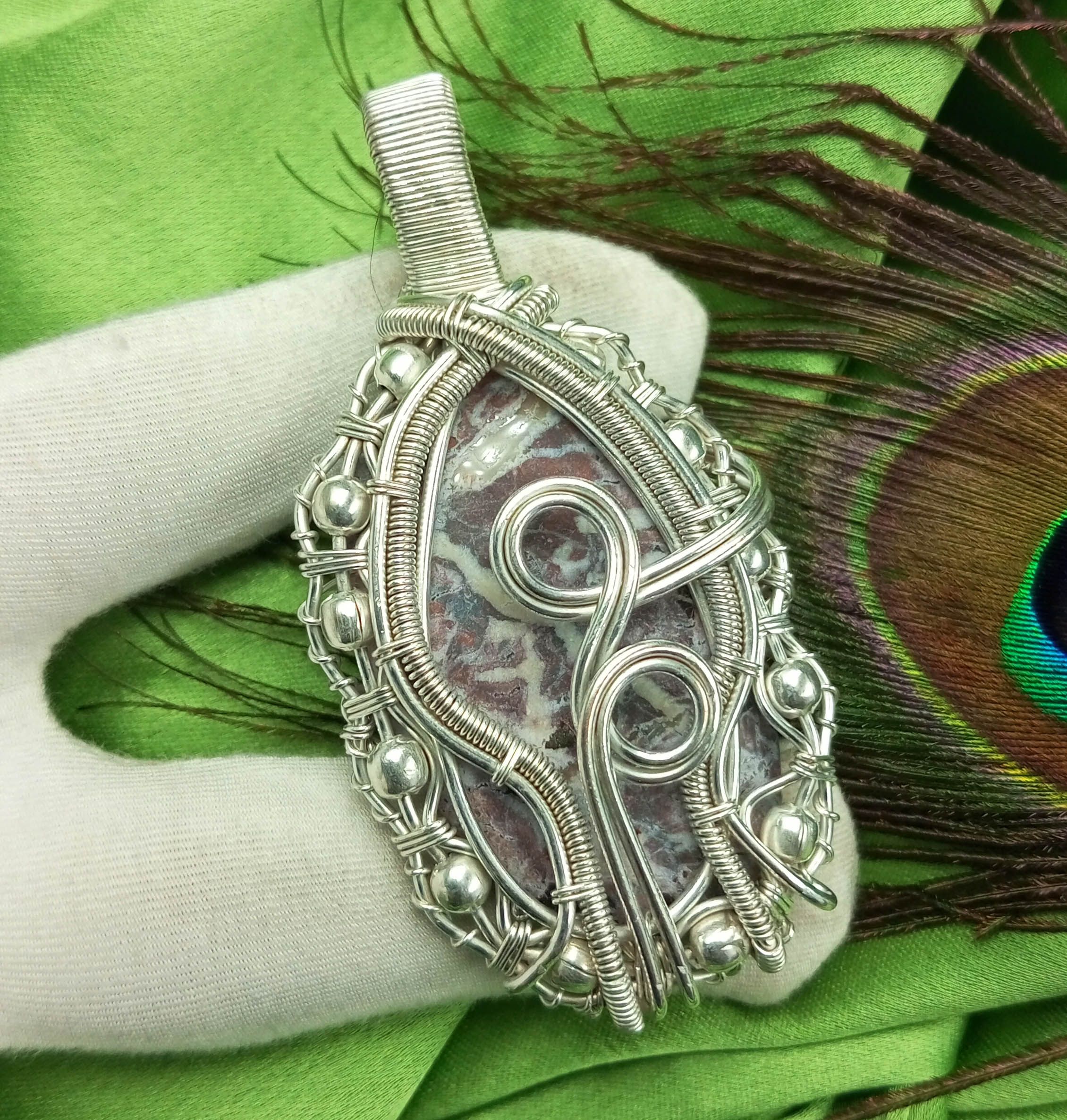 

Кокосовая яшма Gemstone Handade Посеребренная медная проволока Дизайнерская подвеска