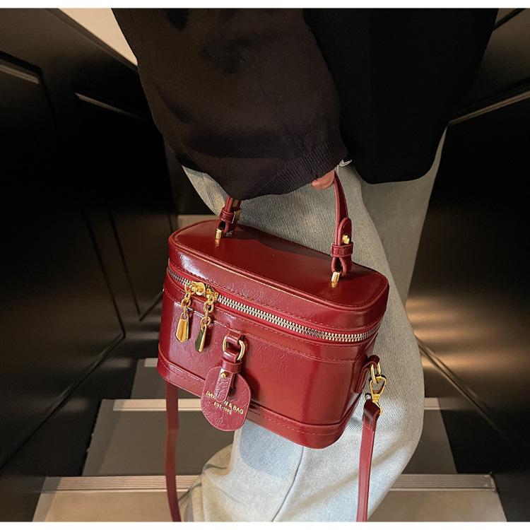 Módní super horká malá kabelka ženy 2025 nová high-end všestranná taška přes rameno jaro a léto módní přenosná krabičková kabelka