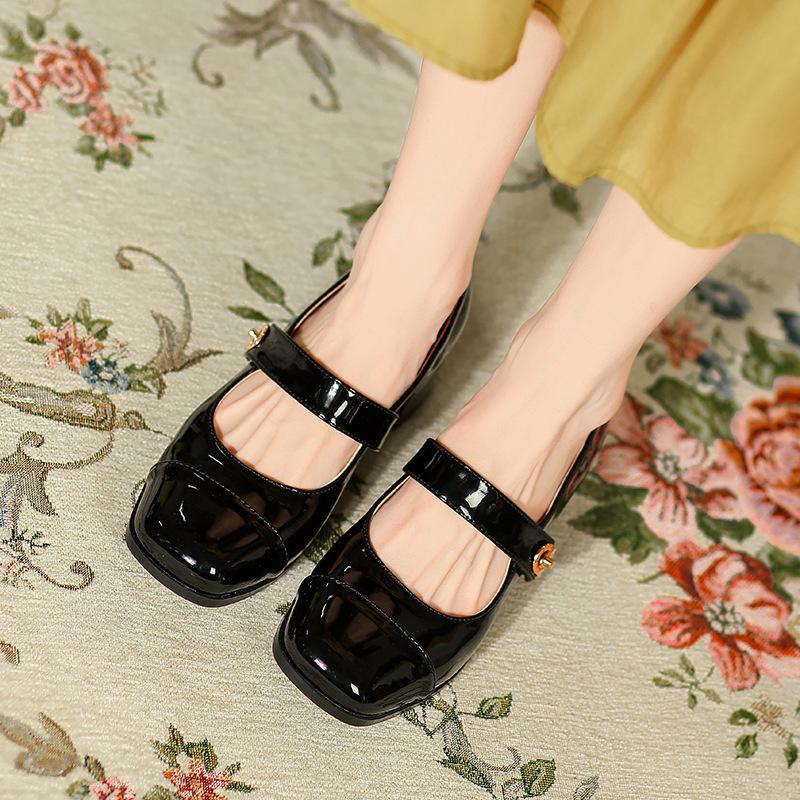 Scarpe Mary Jane stile Xiaoxiangfeng da donna con fibbia a una parola francese in pelle scarpe piccole in pelle mocassini scarpe singole bocca leggera tacco spesso scarpe da pendolare