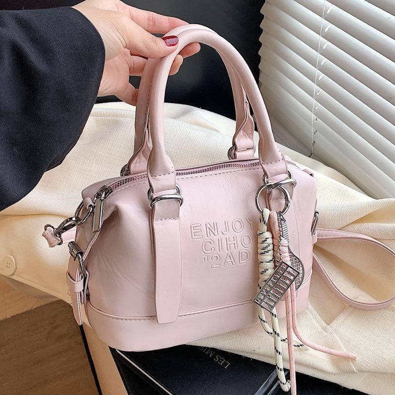 New product wholesale Korean fashion super fire high-end soft leather portable pillow bag versatile commuter casual messenger women's bag