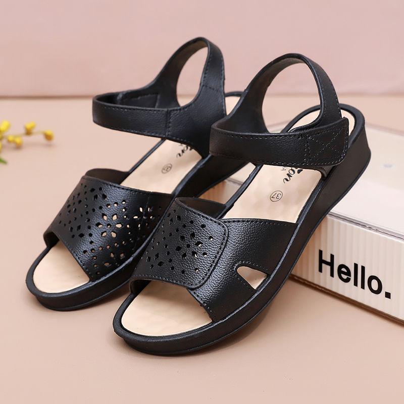 Sandals for Middle-aged and Elderly Women In Summer Fashionable, Non Slip Flat Bottomed New Style for Wearing on The Outside