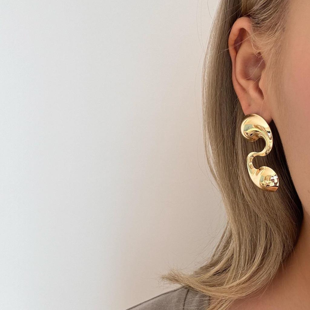 European Style Gold Earrings: Elegant, Cool, and Sophisticated Ear Drops