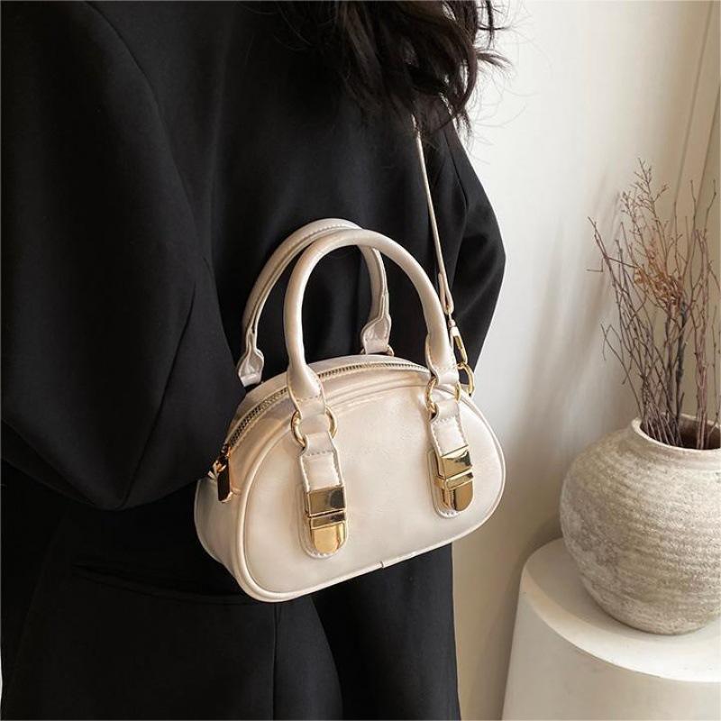 Korean portable bowling bag women's 2025 new niche retro shell bag high-end versatile messenger bag