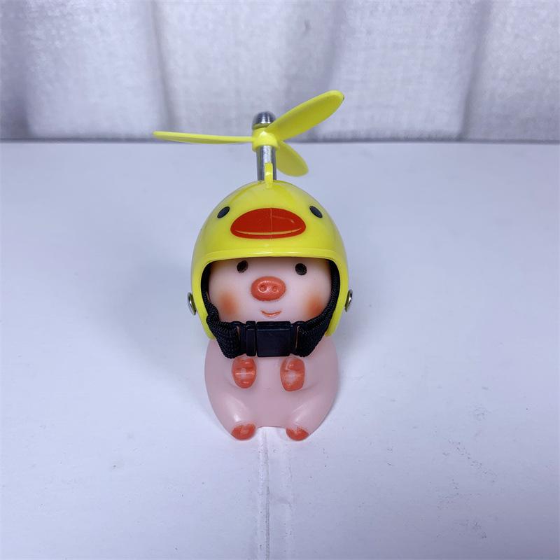 Mini Helm Ferkel Auto Ornamente Niedliches Kleines Rosa Ferkel Mit Helm Propeller Auto Dekor Rennrad Motorrad Dekoration 2023