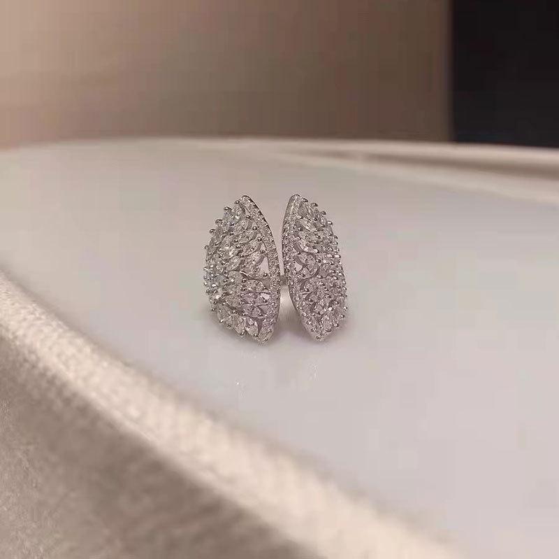 

Европейско-американское нишевое кольцо с нерегулярным дизайном R6925: Уникальный и стильный аксессуар, вдохновленный веером Adjustable Open белый