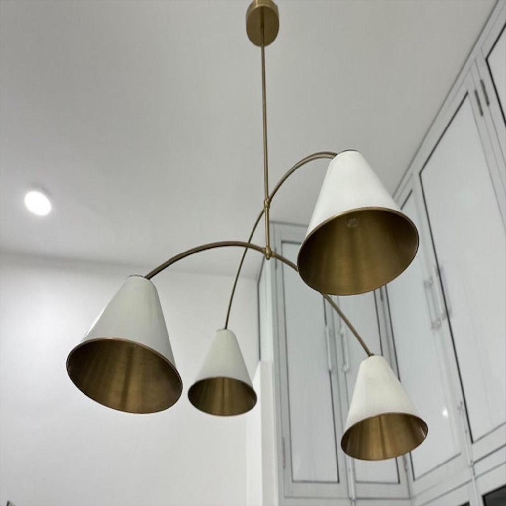 Candelabru Stilnova Sputnik cu 4 abajururi, din alamă brută de la mijlocul secolului, cu candelabre alb-gălbui